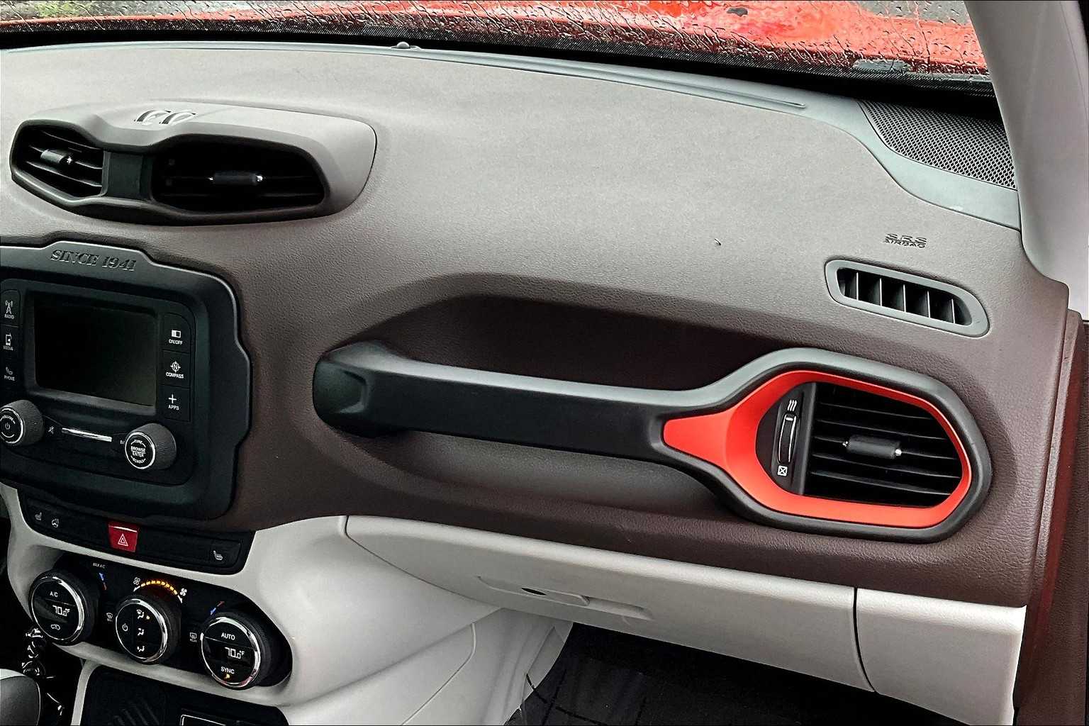 Thumbnail: 2017 Jeep Renegade - 23