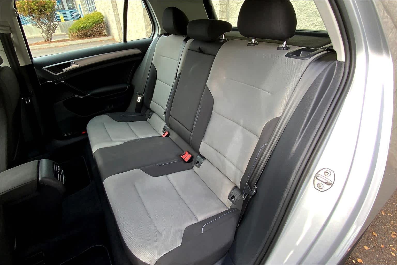 Thumbnail: 2016 Volkswagen e-Golf - 28