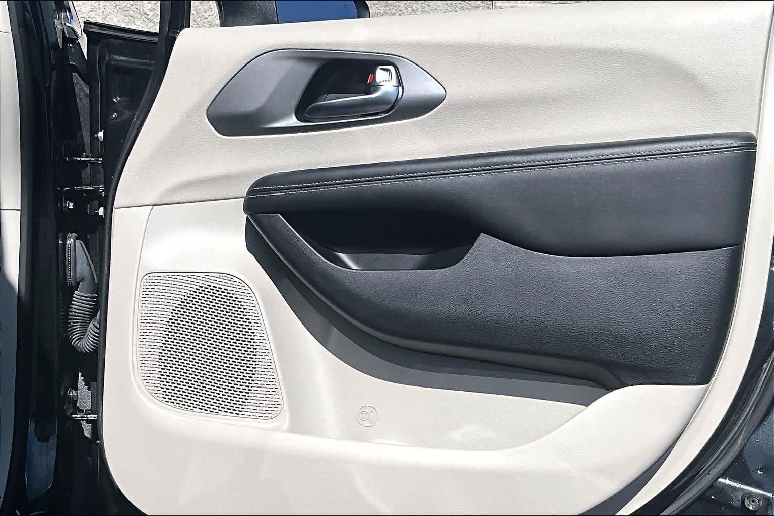 Thumbnail: 2023 Chrysler Pacifica - 28