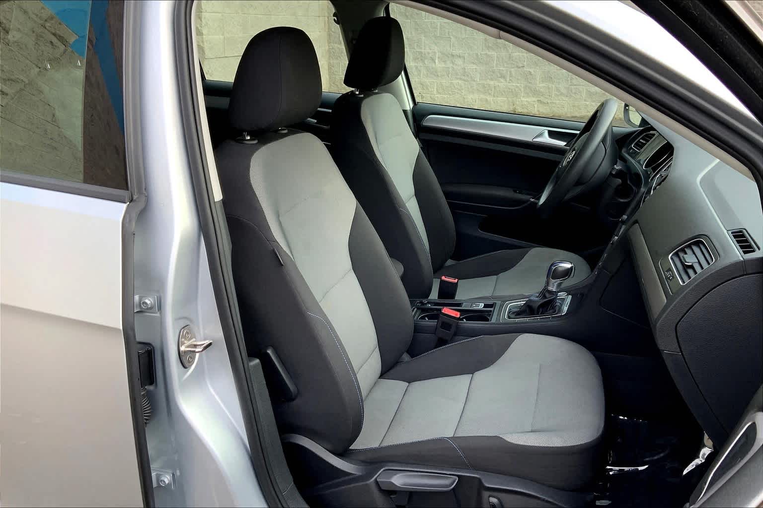 Thumbnail: 2016 Volkswagen e-Golf - 13