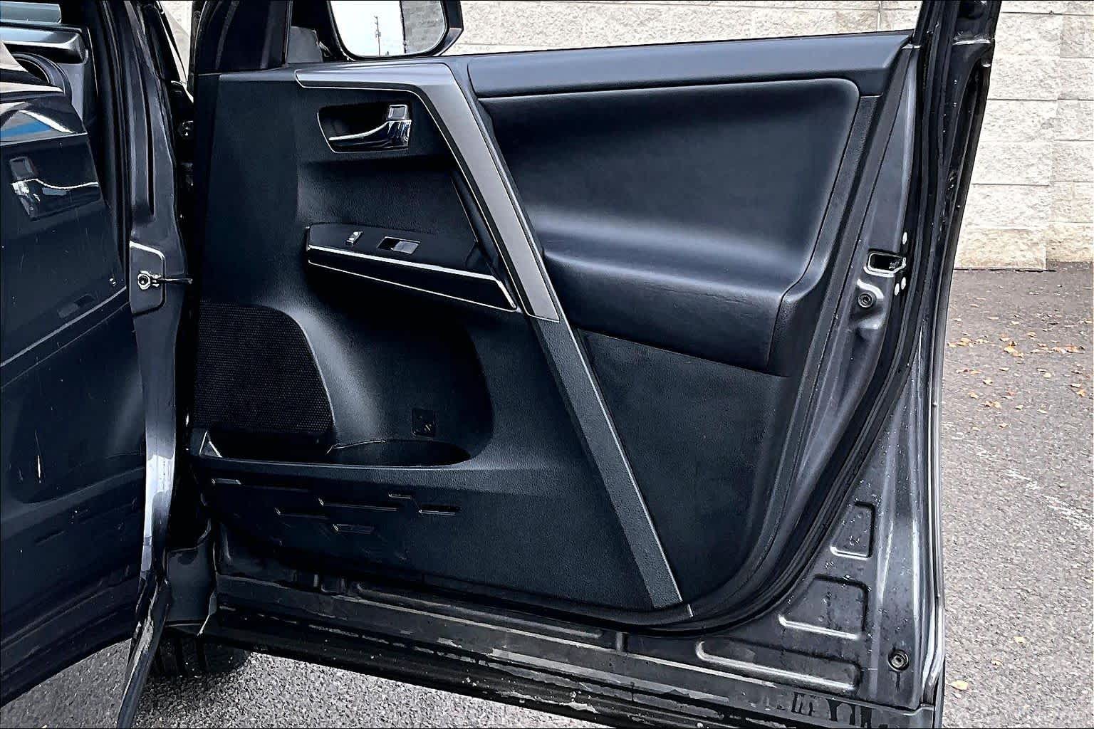 Thumbnail: 2016 Toyota RAV4 - 28