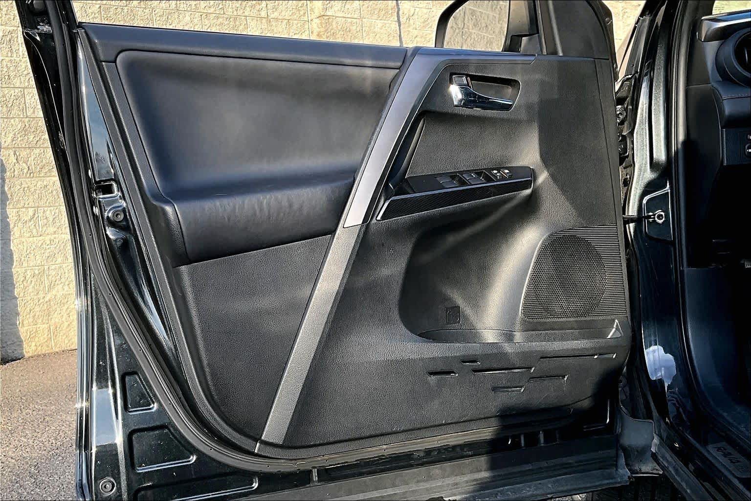 Thumbnail: 2017 Toyota RAV4 - 27