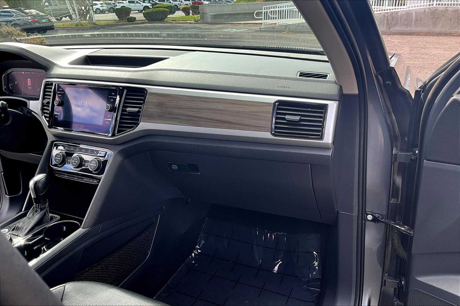 Thumbnail: 2021 Volkswagen Atlas - 23