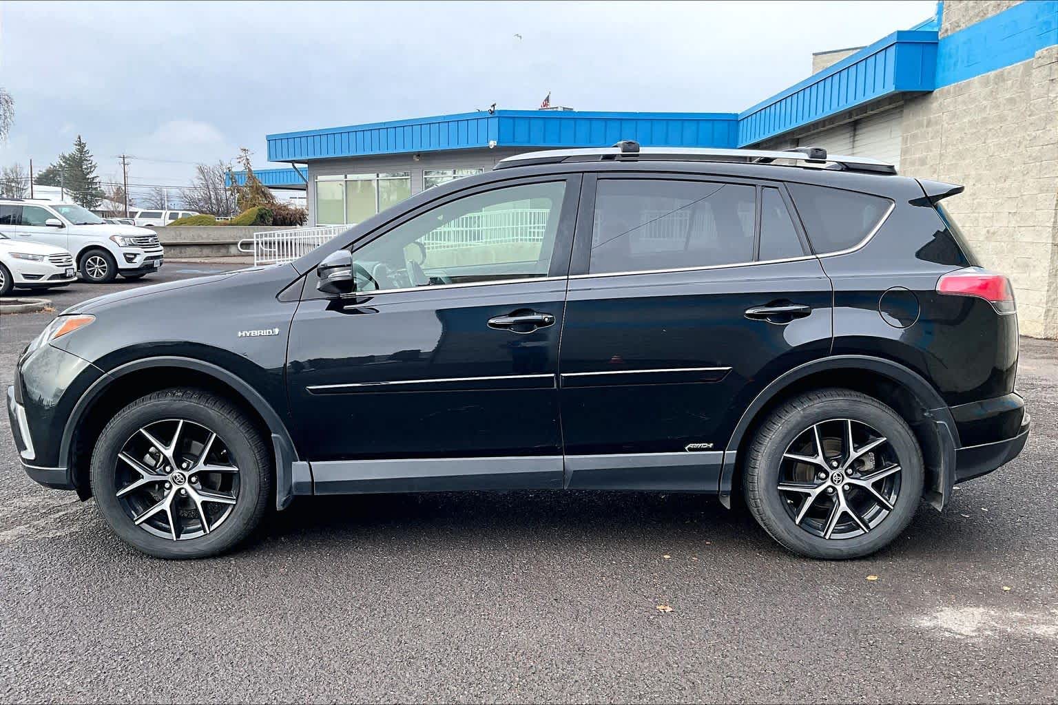 Thumbnail: 2017 Toyota RAV4 - 3