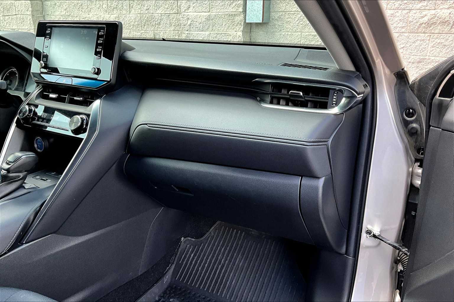 2022 Toyota Venza LE 23