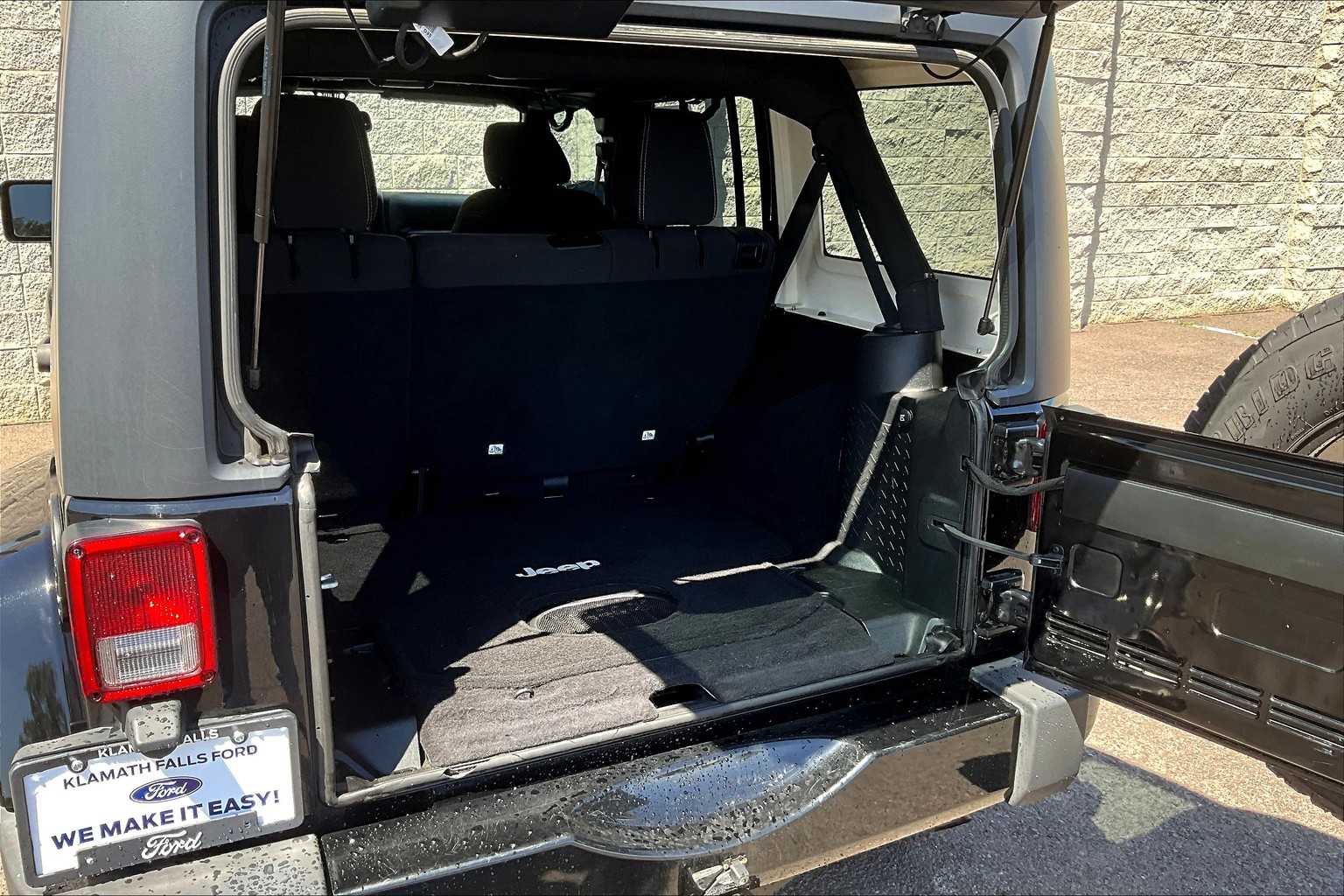 2016 Jeep Wrangler Unlimited Sahara 18