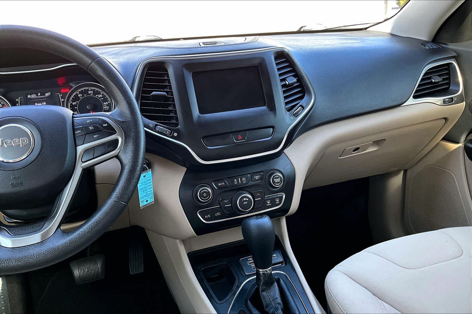 Thumbnail: 2019 Jeep Cherokee - 15