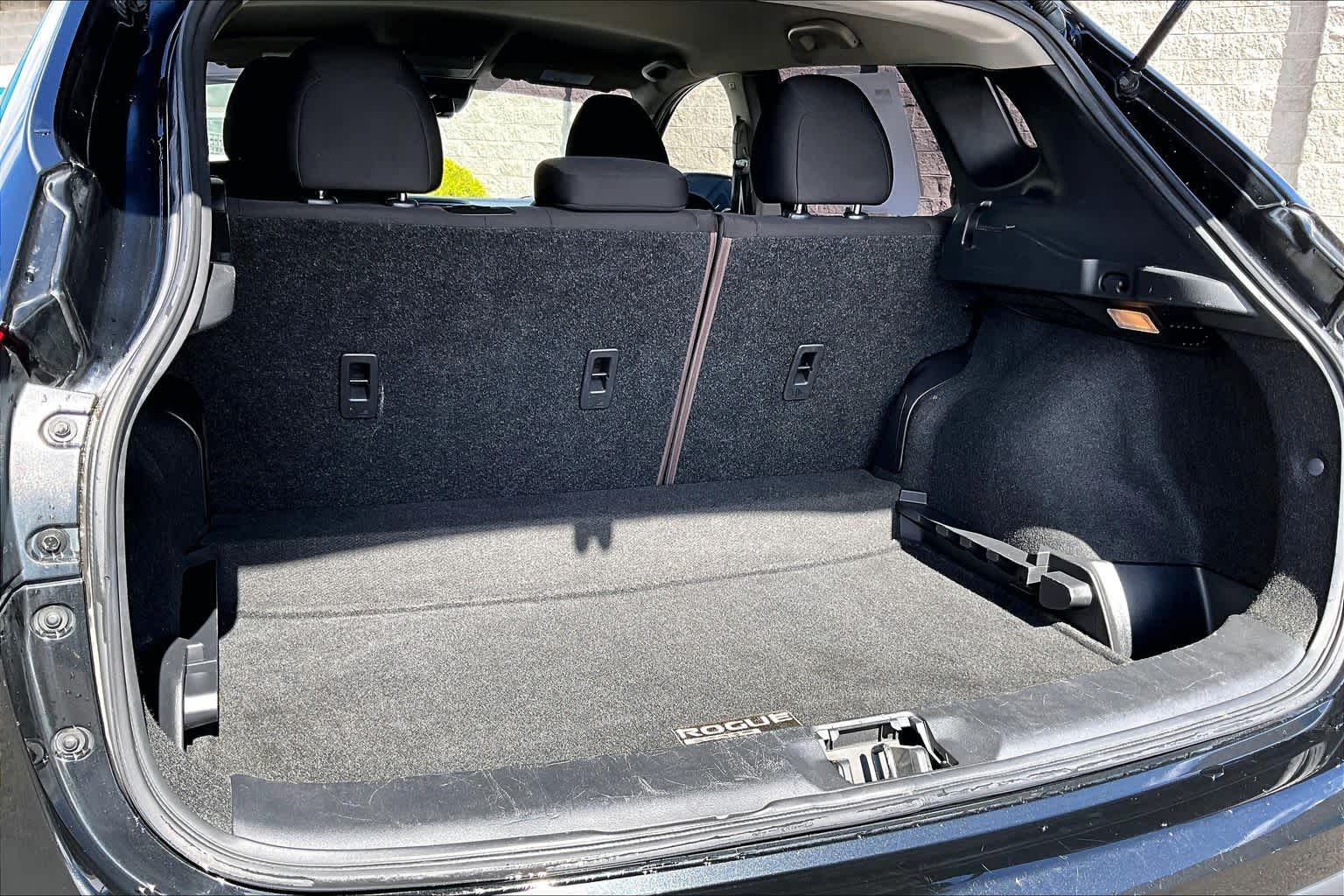 Thumbnail: 2021 Nissan Rogue Sport - 18