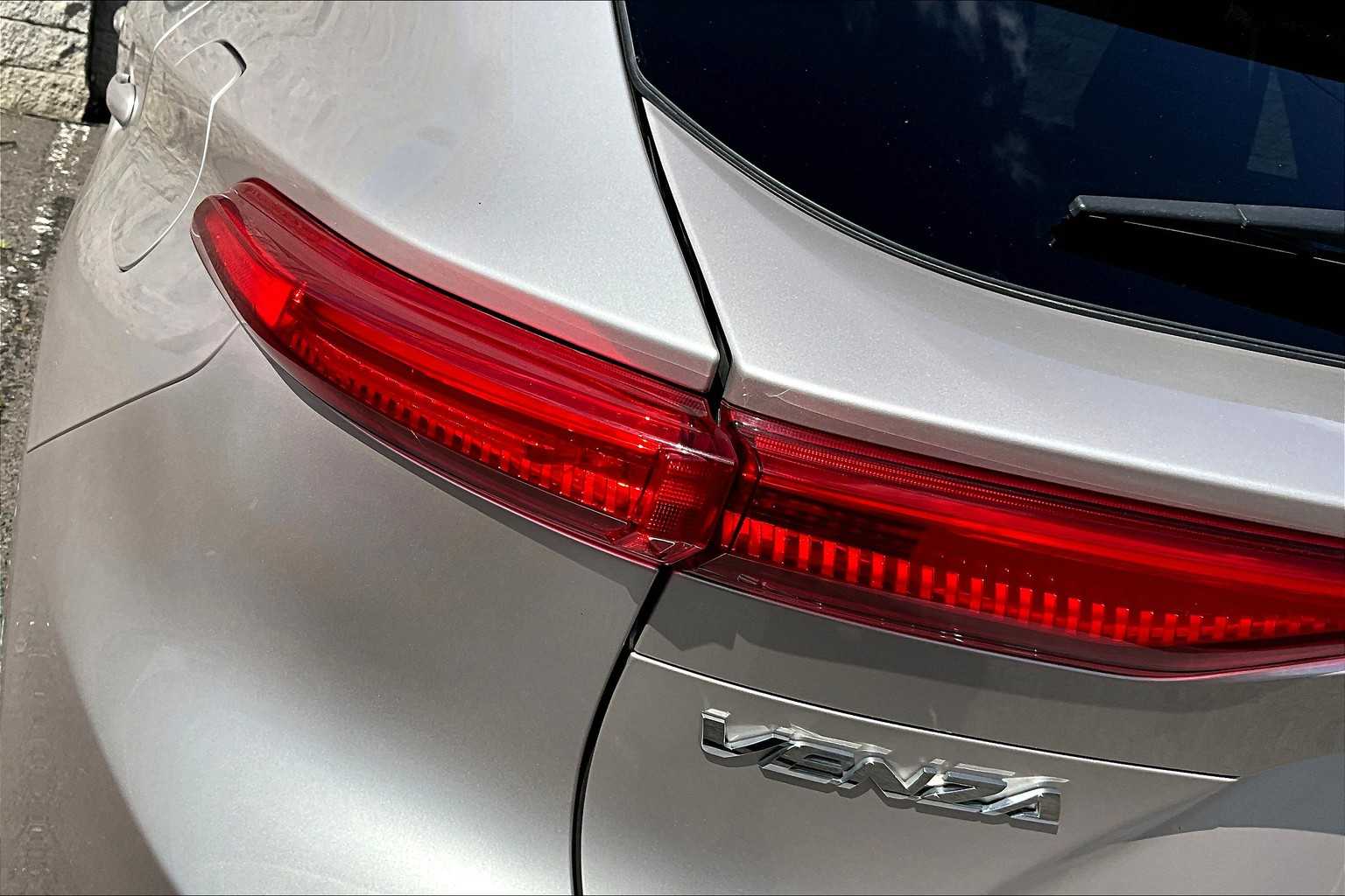2022 Toyota Venza LE 32