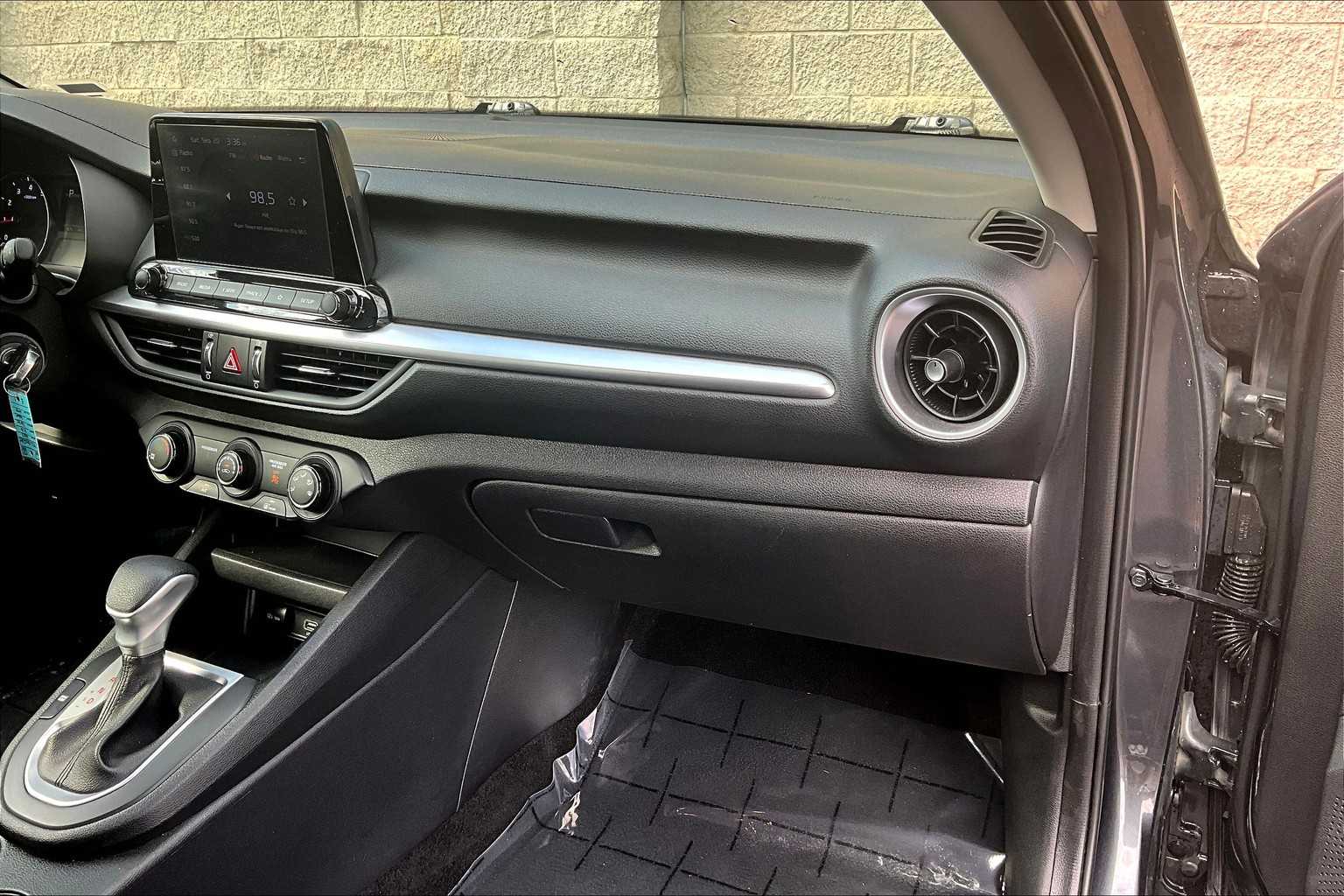 Thumbnail: 2023 Kia Forte - 23