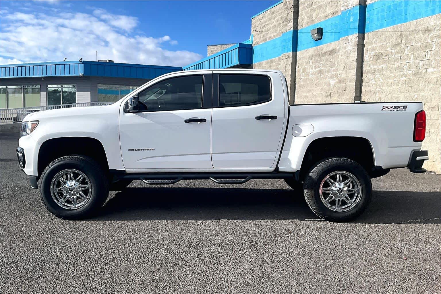 Thumbnail: 2021 Chevrolet Colorado - 3