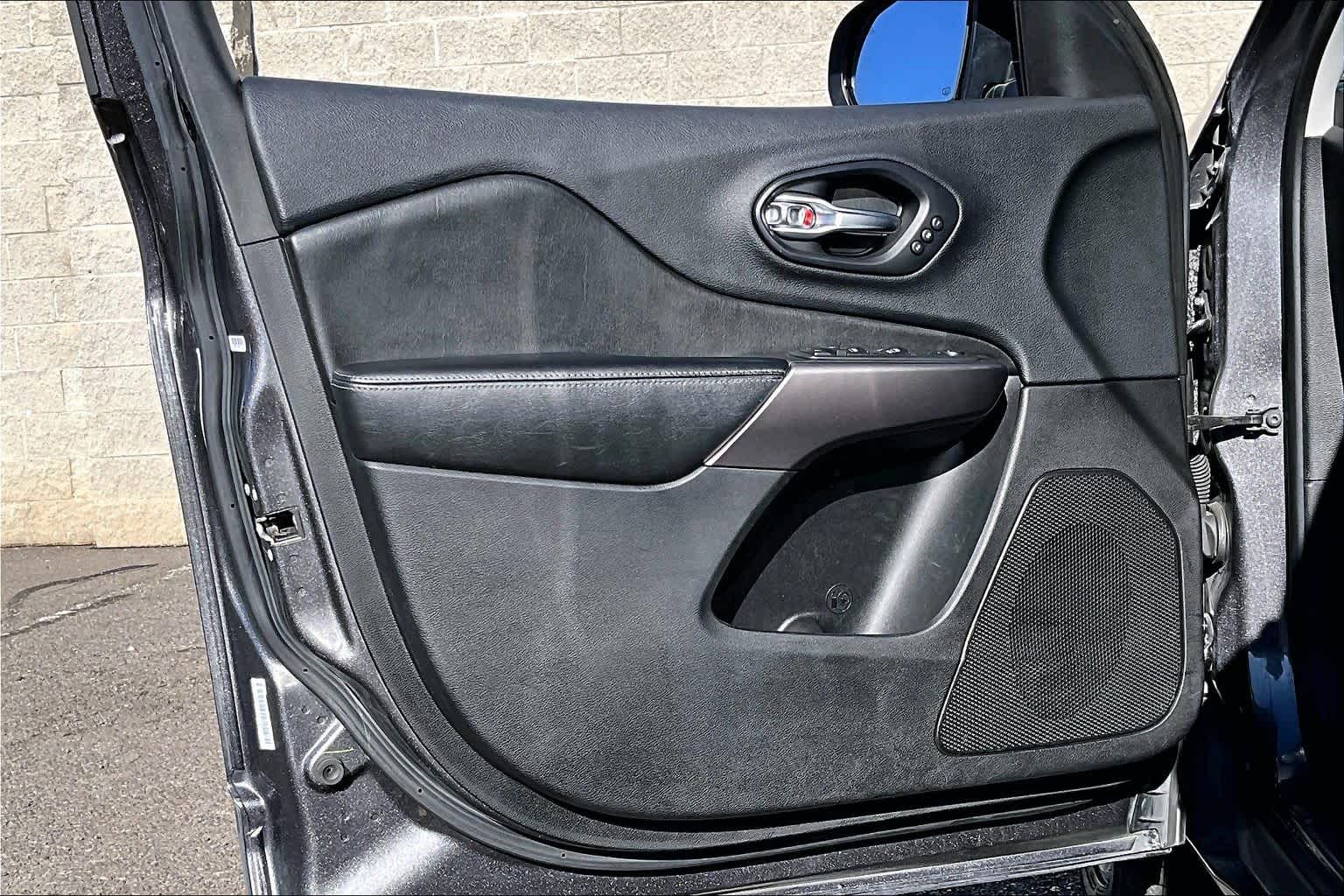 Thumbnail: 2019 Jeep Cherokee - 27