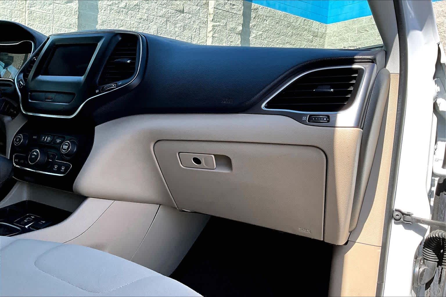 Thumbnail: 2019 Jeep Cherokee - 23