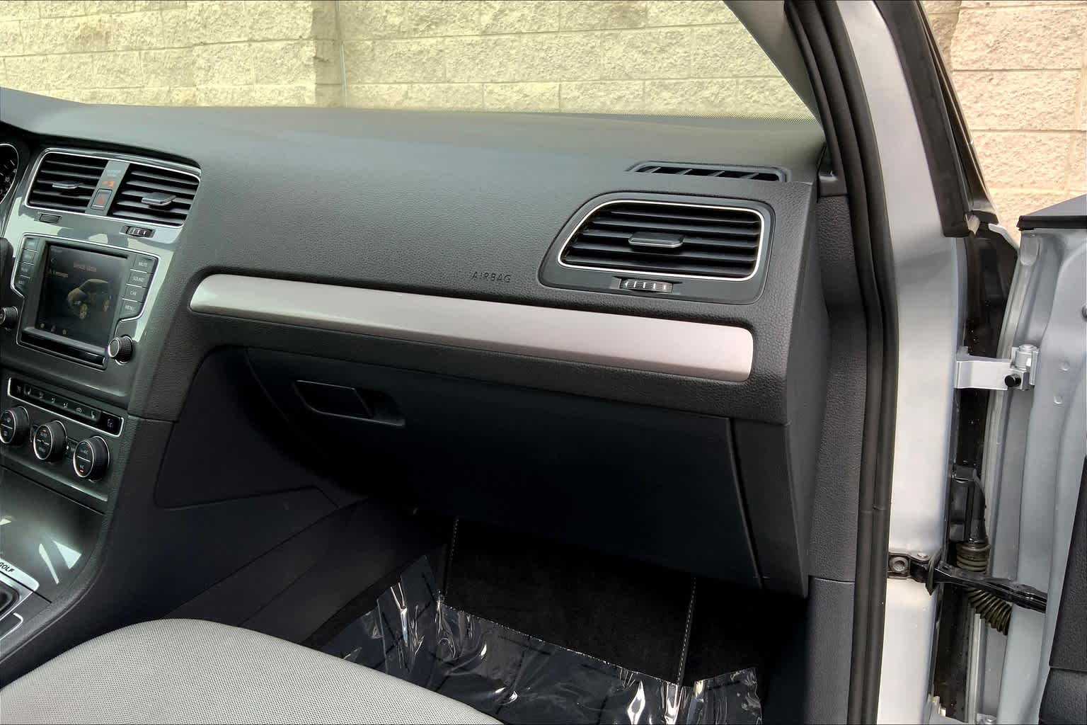 Thumbnail: 2016 Volkswagen e-Golf - 22