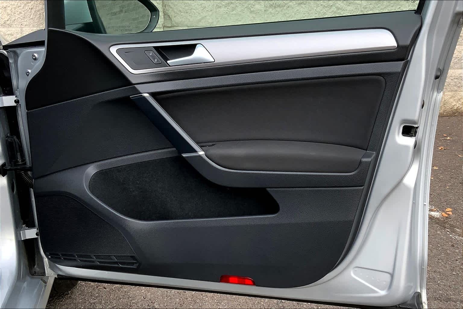 Thumbnail: 2016 Volkswagen e-Golf - 27