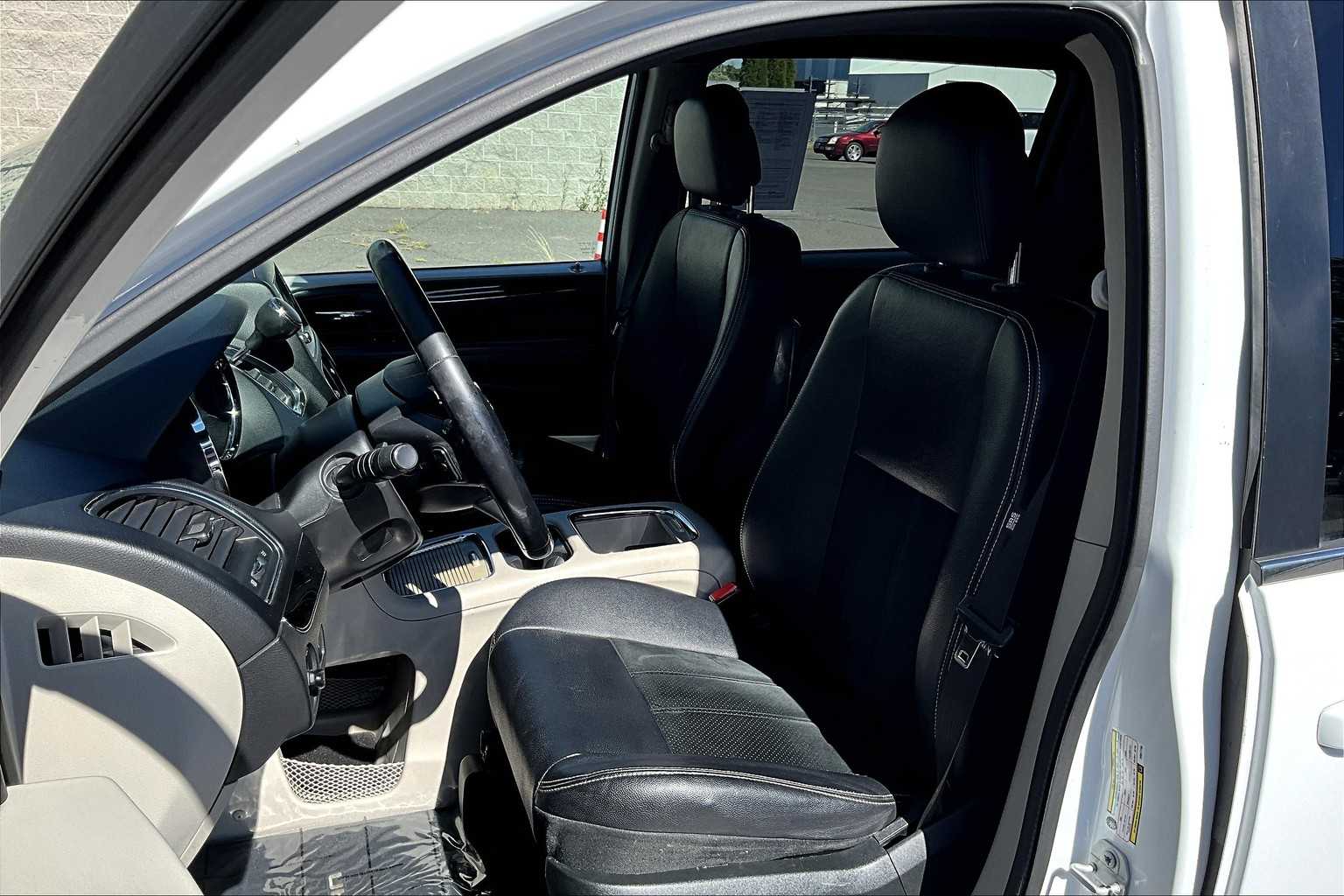 Thumbnail: 2017 Dodge Grand Caravan - 11