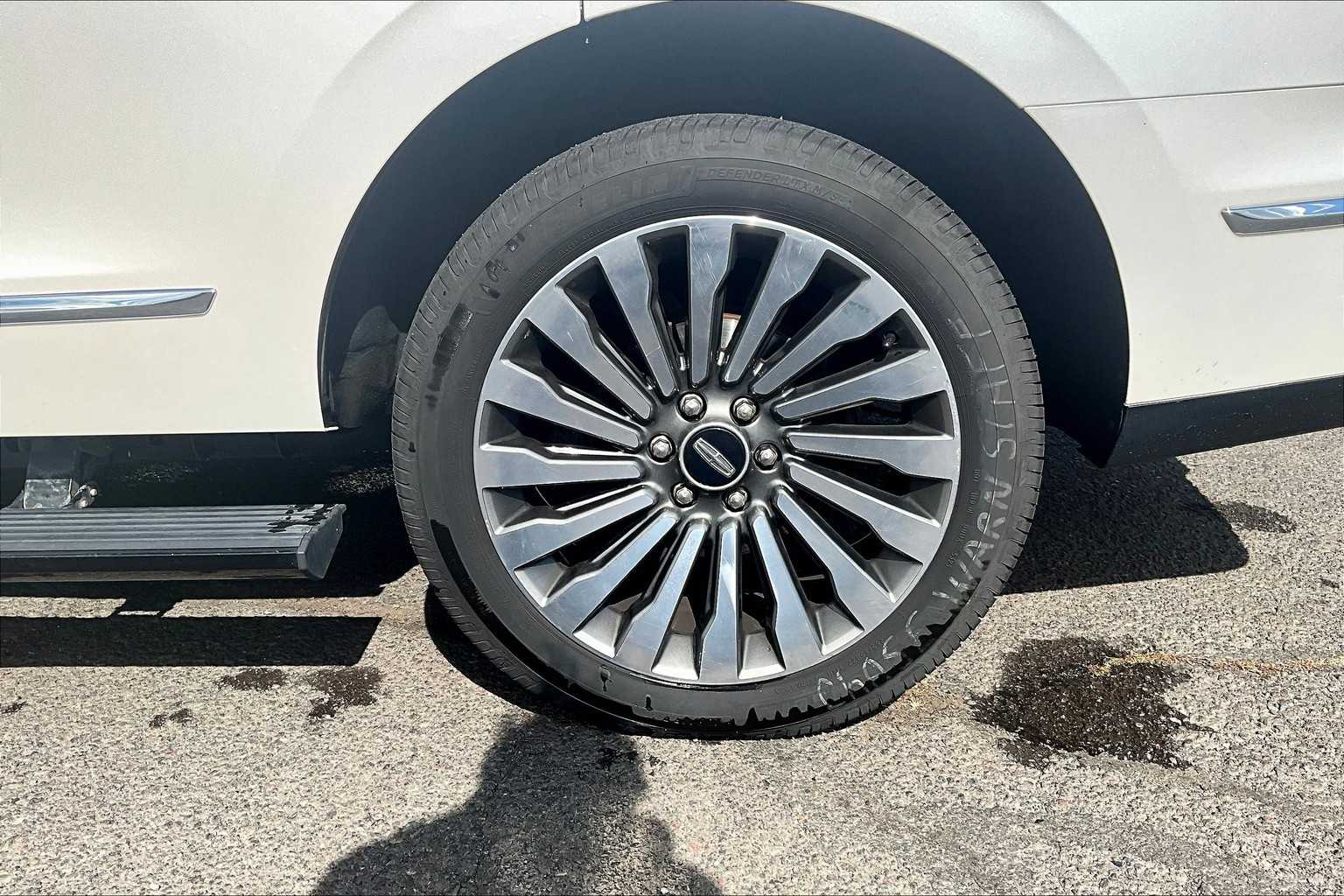 Thumbnail: 2019 Lincoln Navigator - 34