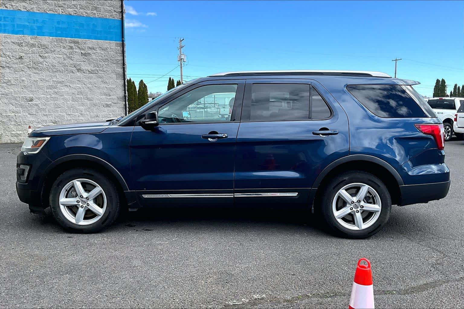 Thumbnail: 2016 Ford Explorer - 3