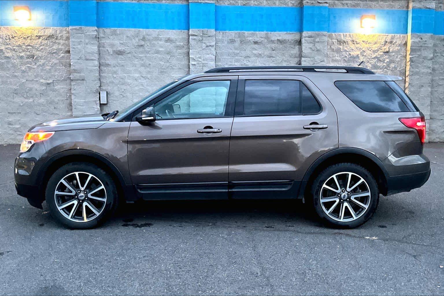 Thumbnail: 2015 Ford Explorer - 3