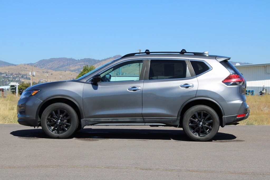 2017 Nissan Rogue SV photo 2