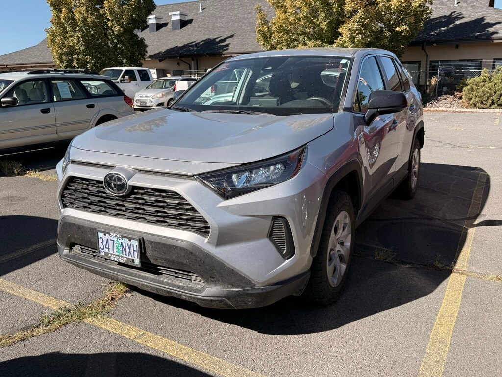 2022 Toyota RAV4 LE photo 2