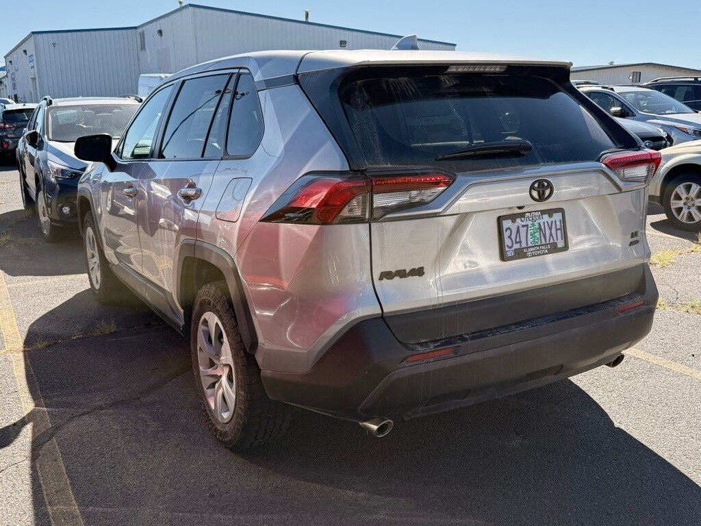 2022 Toyota RAV4 LE photo 3