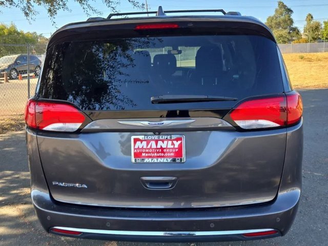 2018 Chrysler Pacifica Touring L photo 2