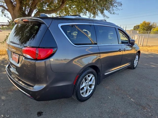 2018 Chrysler Pacifica Touring L photo 3