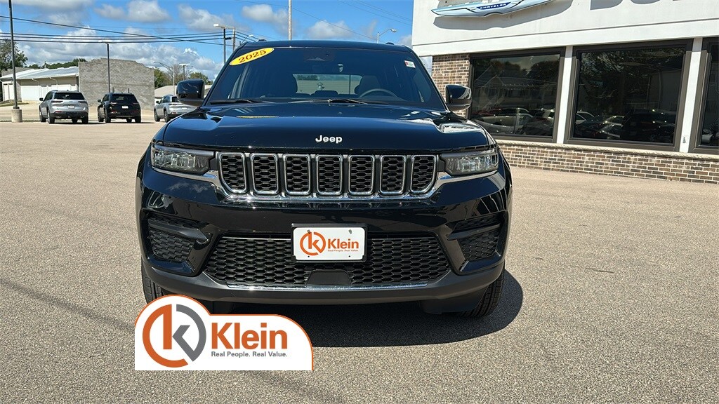 2025 Jeep Grand Cherokee Laredo photo 2