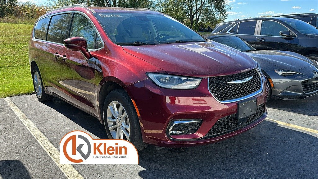 2021 Chrysler Pacifica Touring photo 2