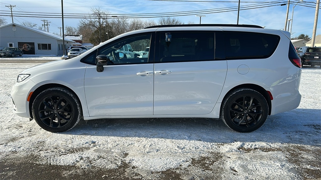 New 2026 Chrysler Pacifica LIMITED AWD Passenger Van