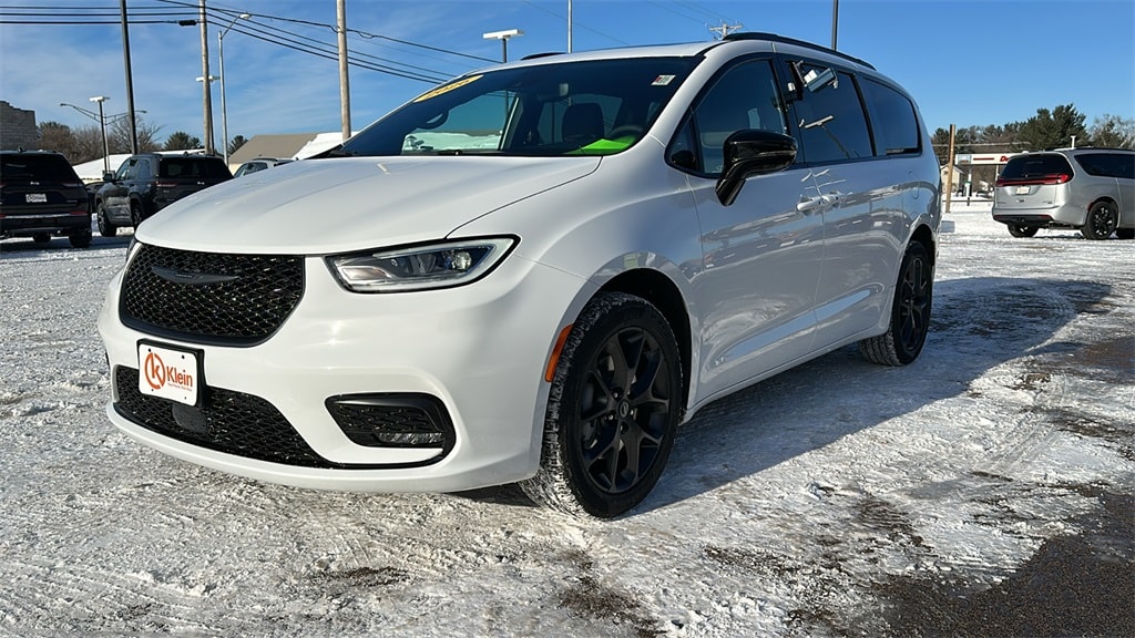 New 2026 Chrysler Pacifica LIMITED AWD Passenger Van