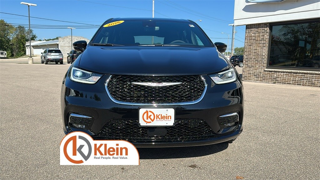 2026 Chrysler Pacifica photo 2