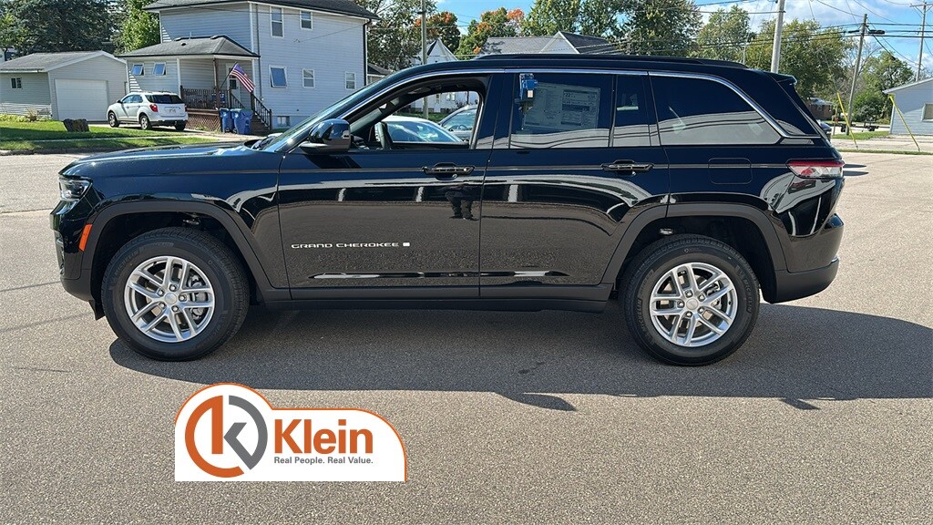 2025 Jeep Grand Cherokee Laredo photo 4