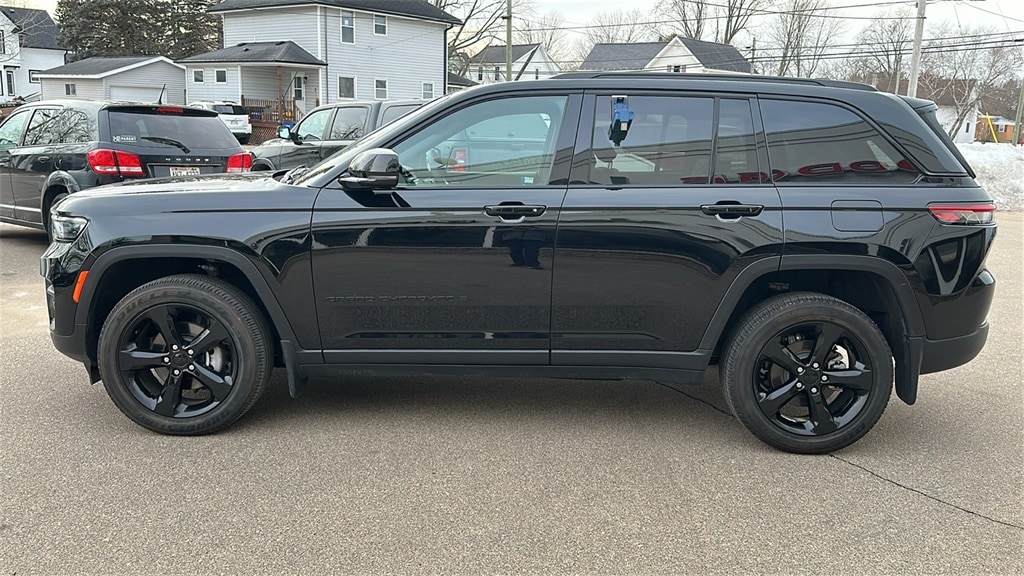 Used 2024 Jeep Grand Cherokee Laredo SUV