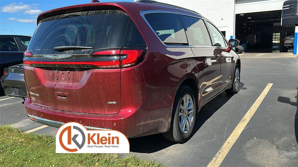 2021 Chrysler Pacifica Touring photo 3