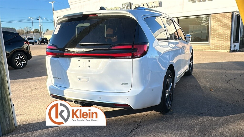 Used 2024 Chrysler Pacifica Pinnacle Van Passenger Van