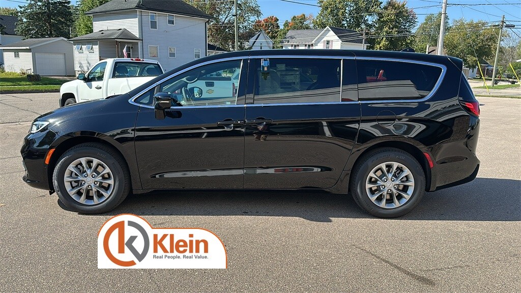 2026 Chrysler Pacifica photo 4