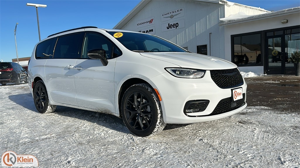 New 2026 Chrysler Pacifica LIMITED AWD Passenger Van