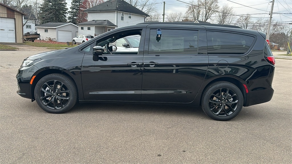 New 2026 Chrysler Pacifica LIMITED AWD Passenger Van