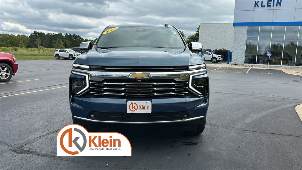 2025 Chevrolet Suburban Premier photo 2