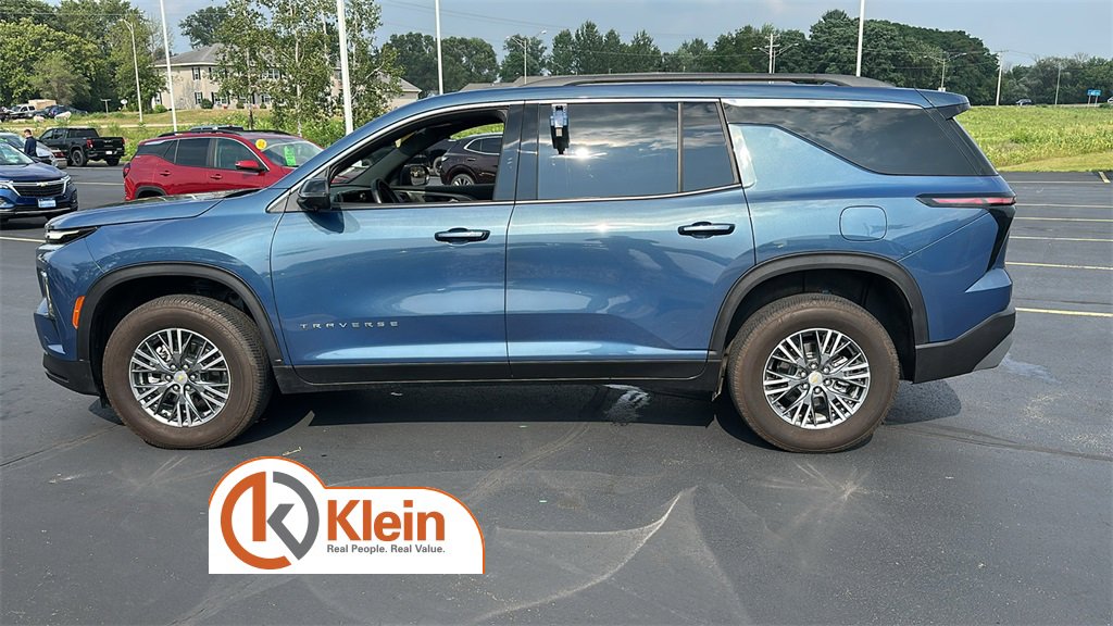 2024 Chevrolet Traverse photo 2
