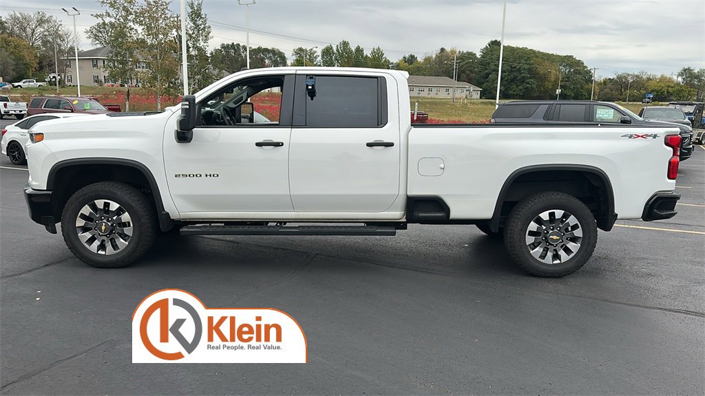 2023 Chevrolet Silverado 2500HD Custom photo 3