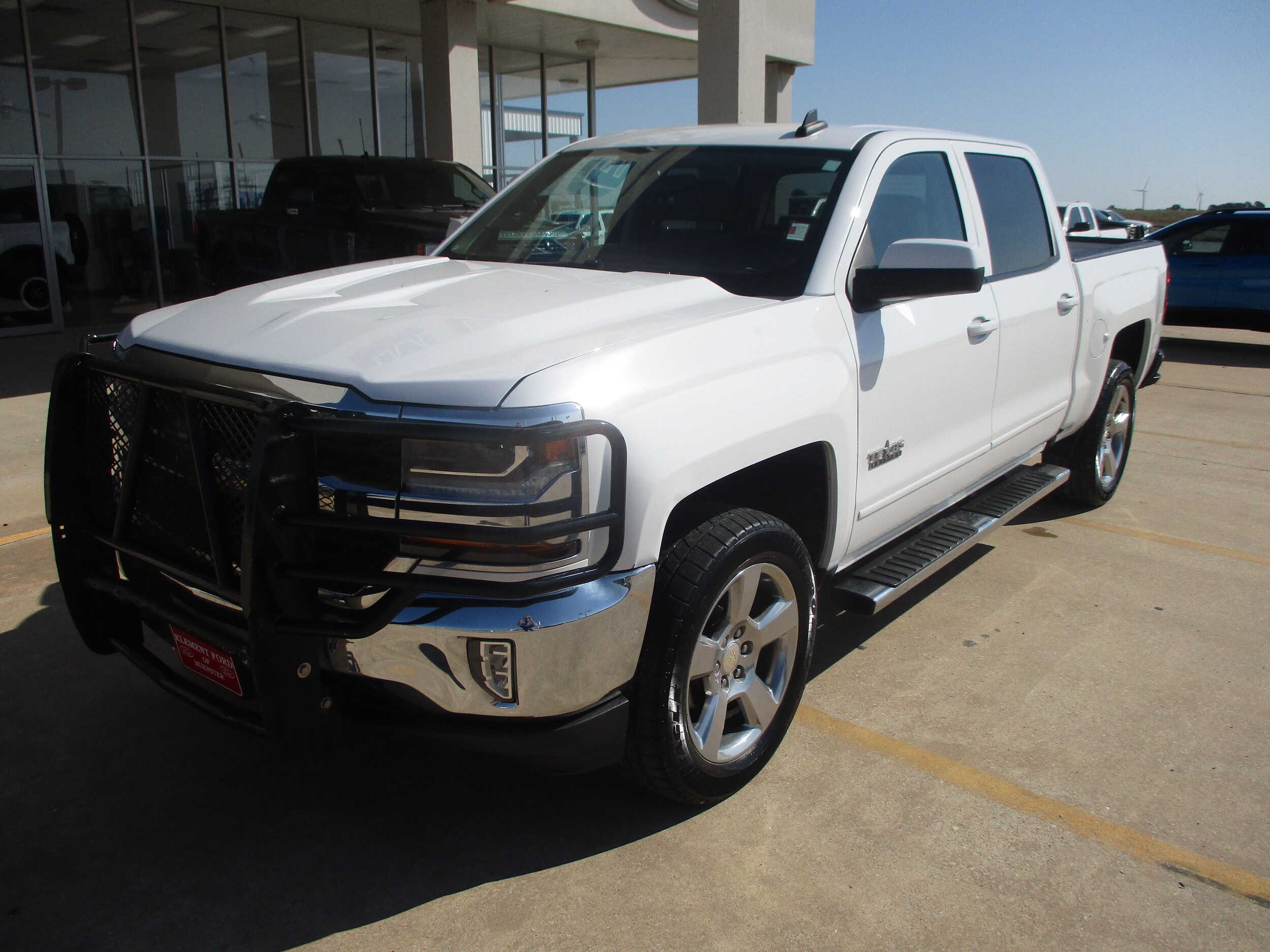 2018 Chevrolet Silverado 1500 LT photo 2