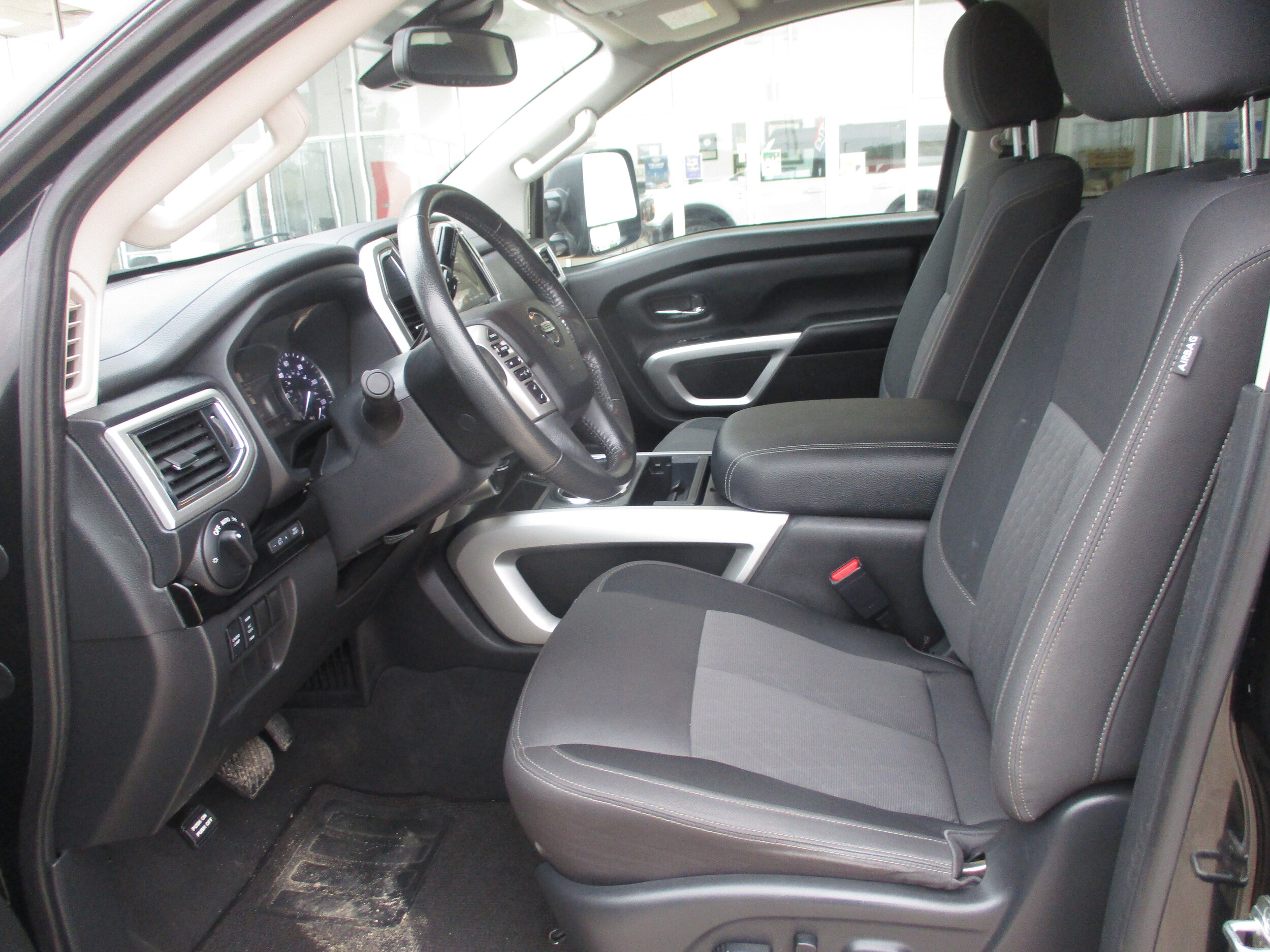 2021 Nissan Titan SV photo 4