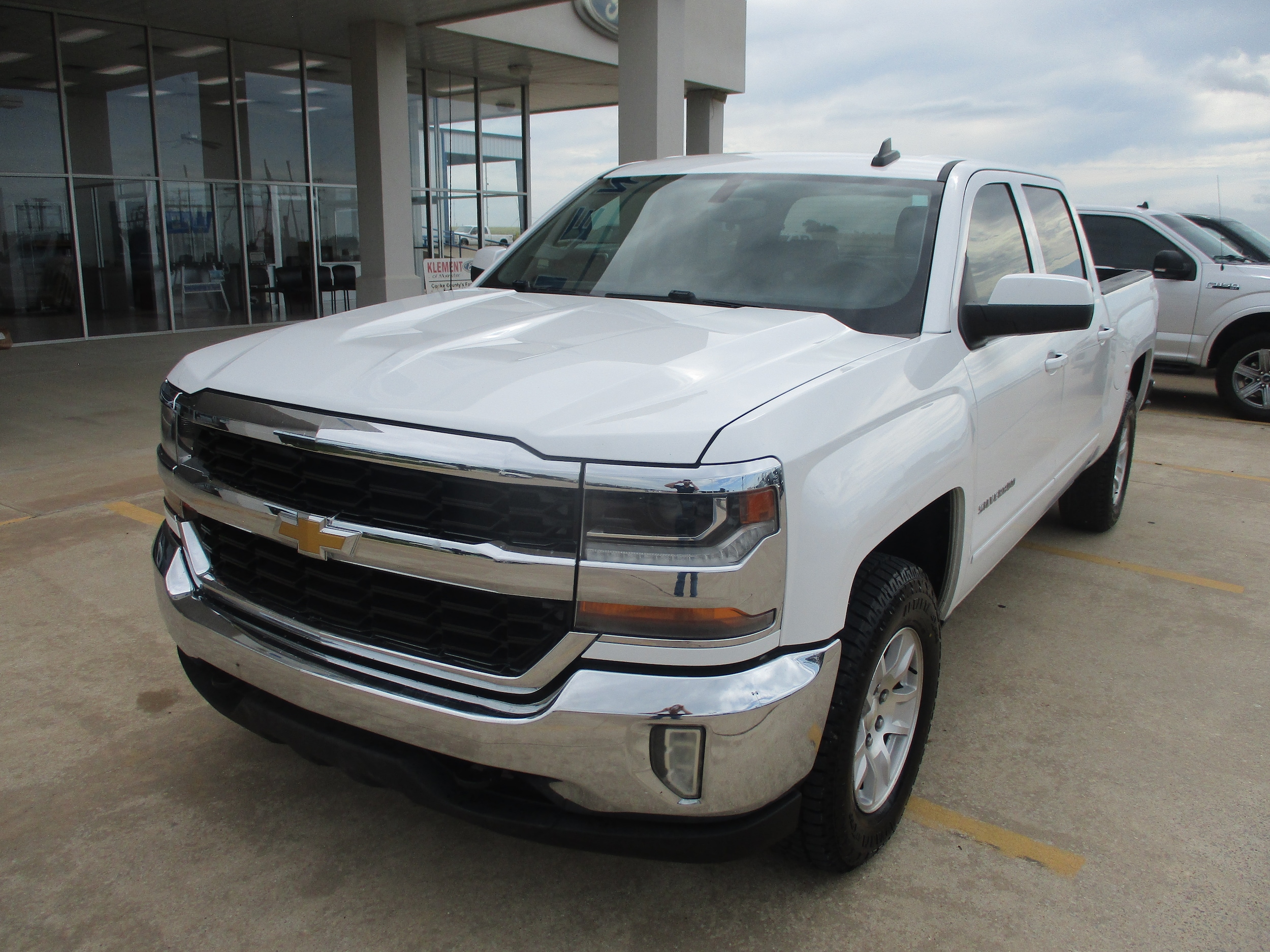 Used 2017 Chevrolet Silverado 1500 LT with VIN 3GCUKREC7HG242343 for sale in Muenster, TX
