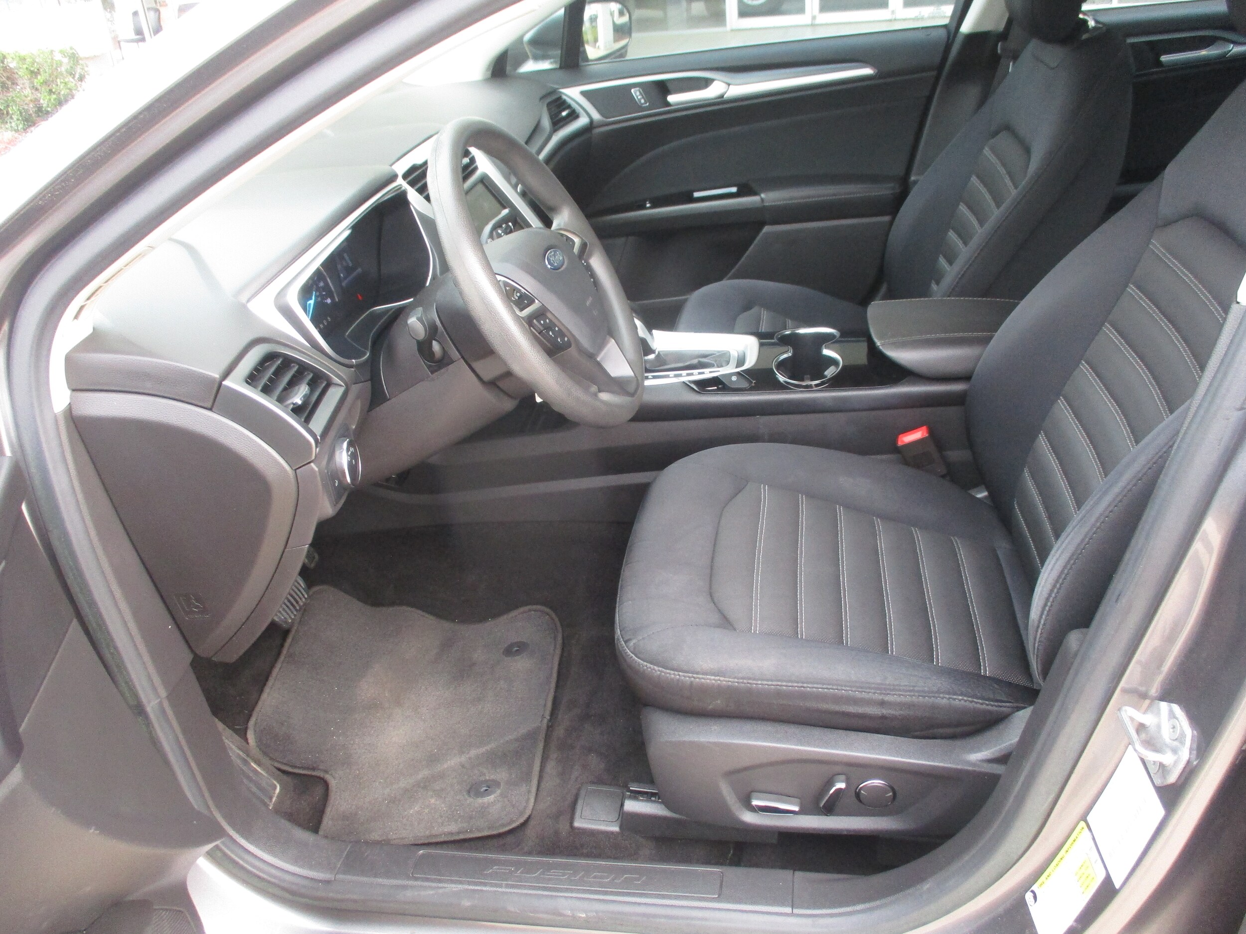 2014 Ford Fusion SE photo 2