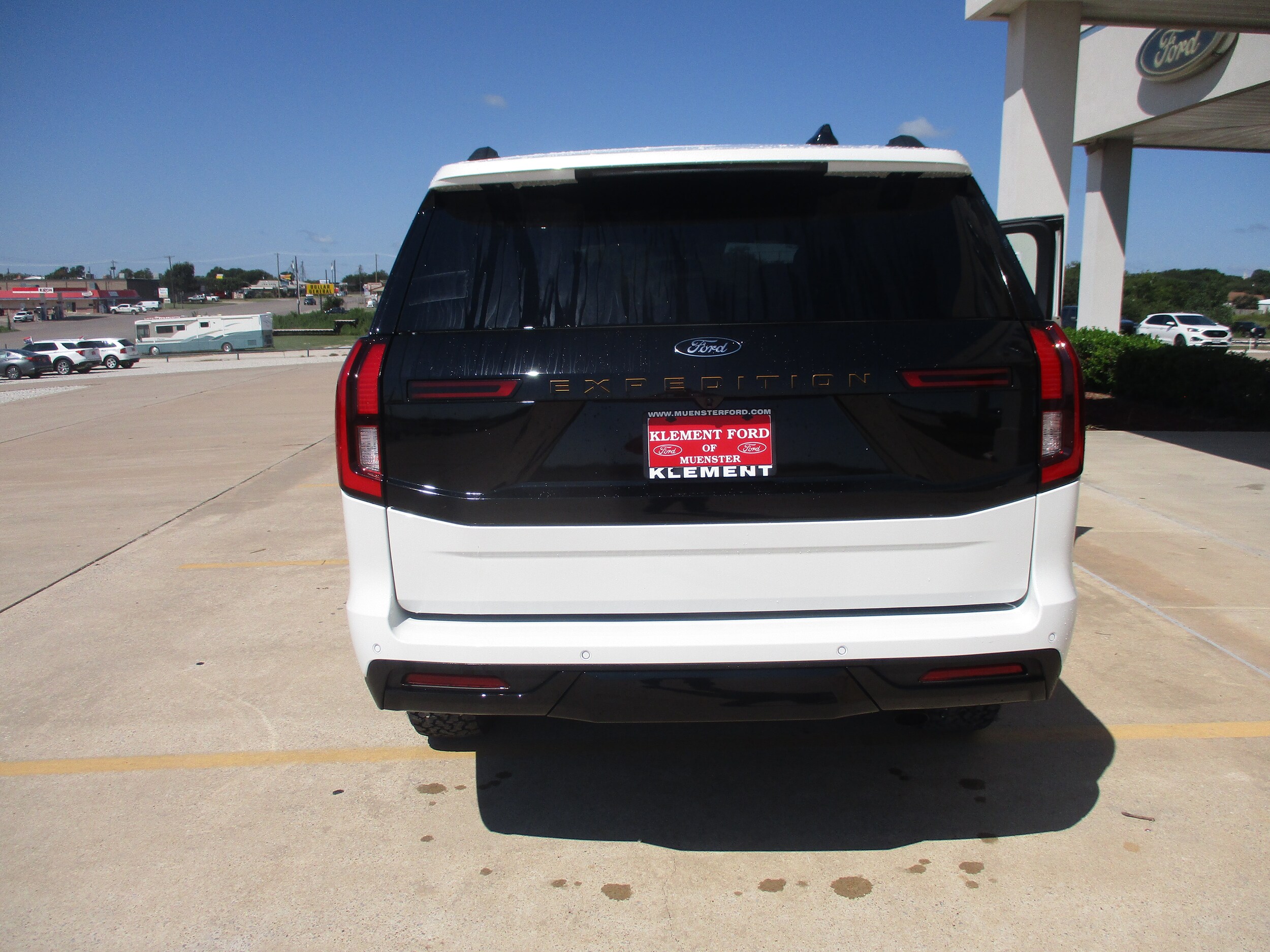 2025 Ford Expedition photo 3