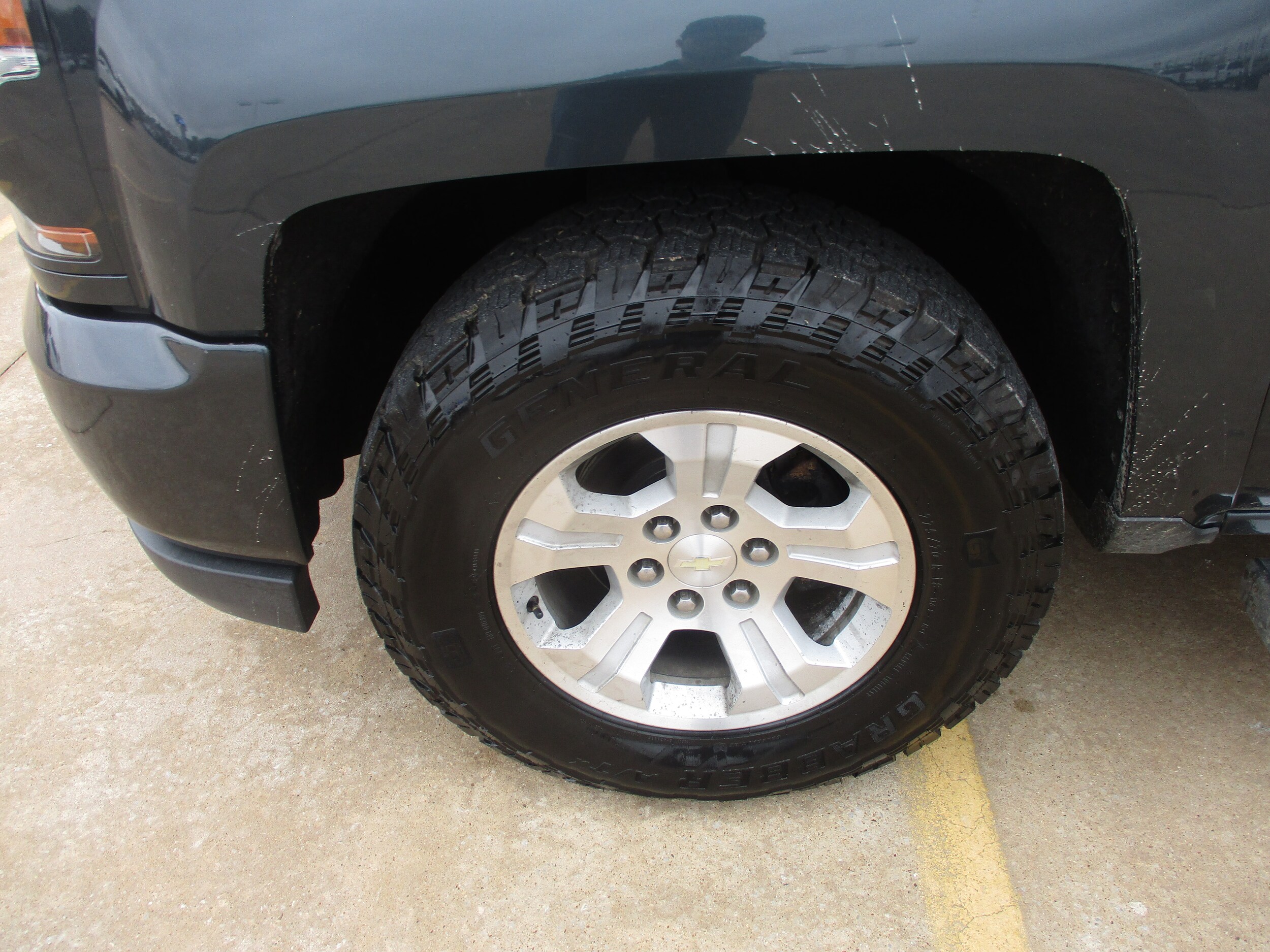 2018 Chevrolet Silverado 1500 LT photo 2