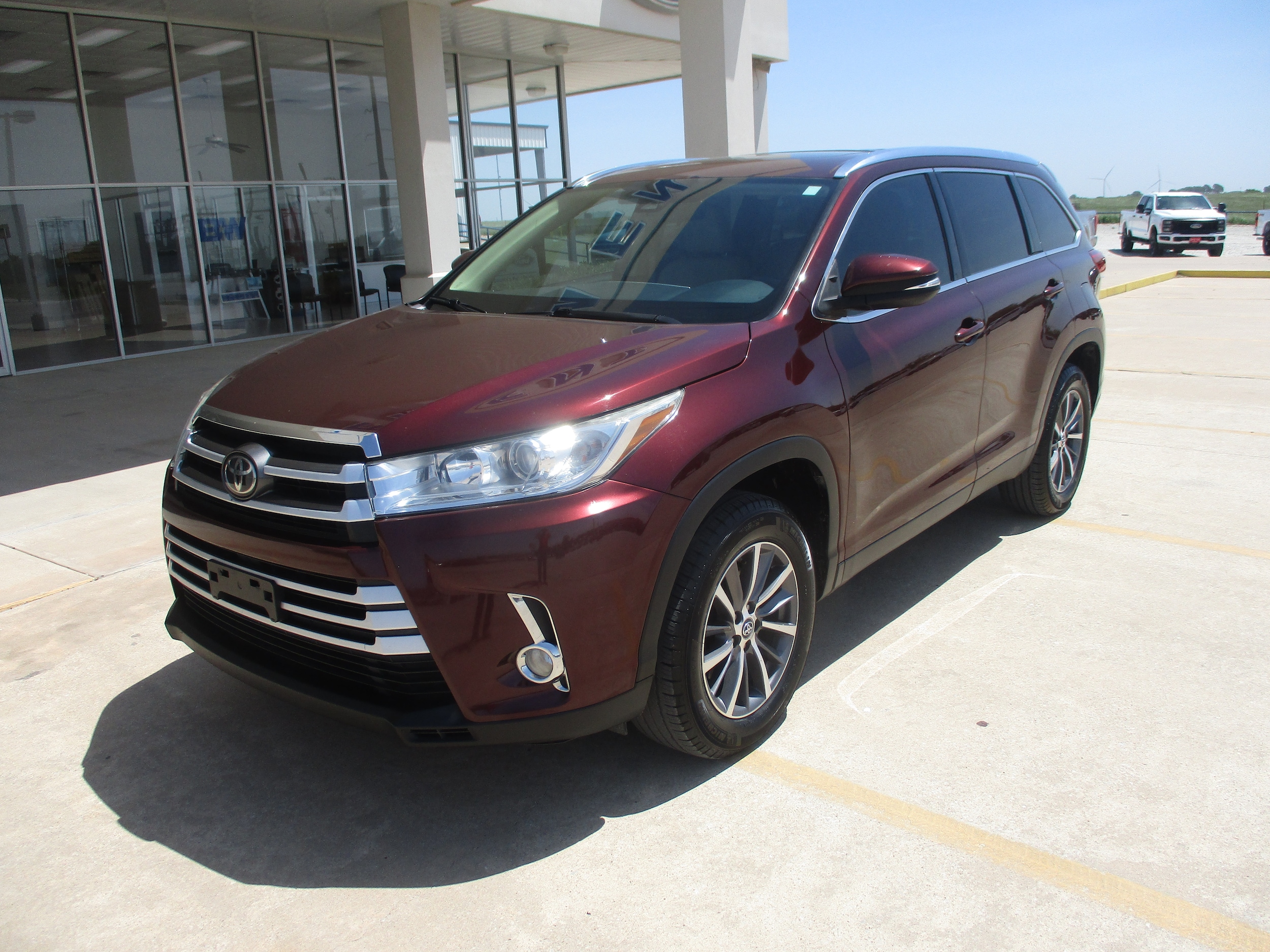 Used 2019 Toyota Highlander XLE with VIN 5TDKZRFH4KS334175 for sale in Muenster, TX